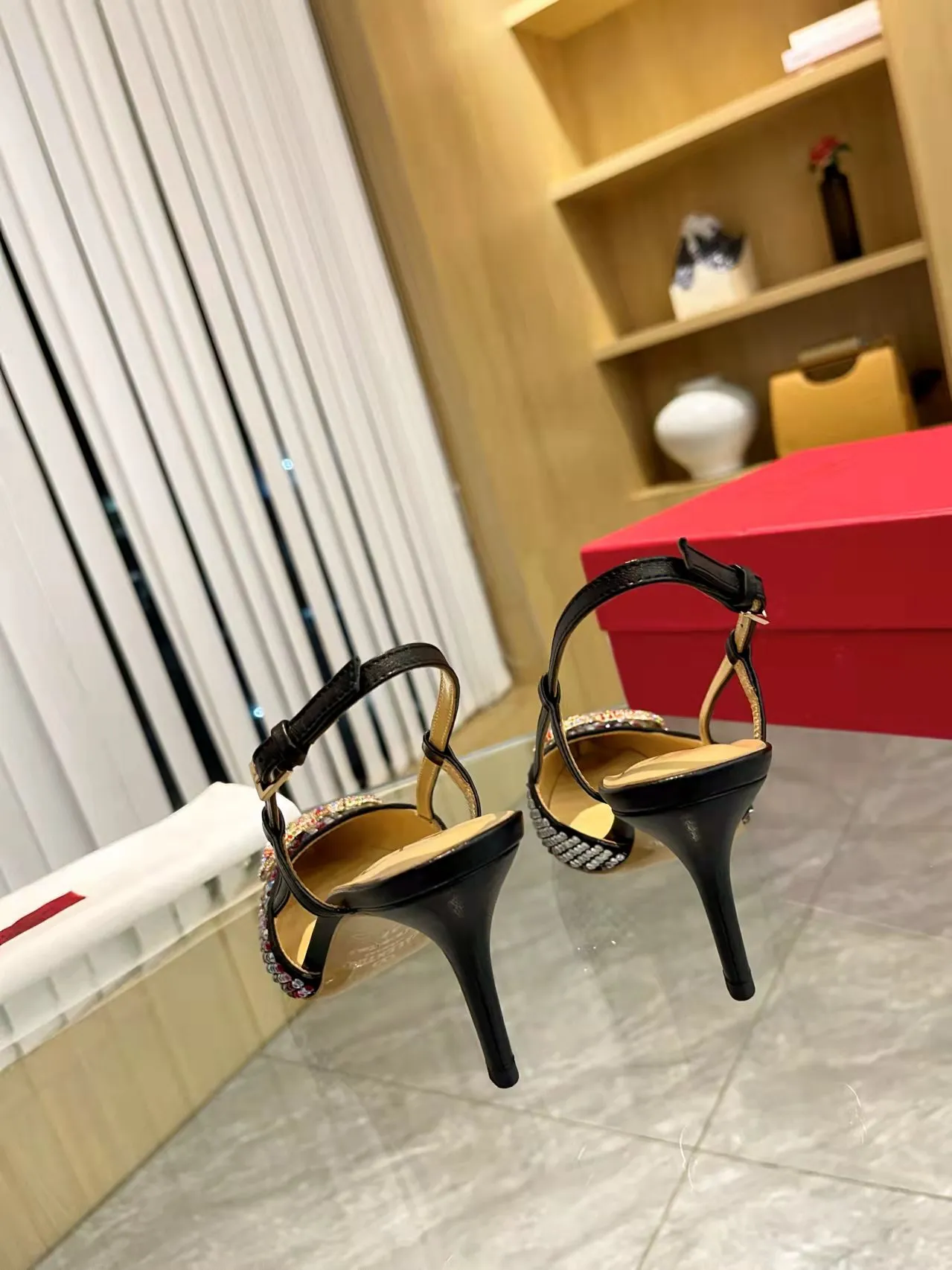 👟👟Ex-factory price 440👟👟 Genuine leather sole + 40 Kloesch diamond buckle Valentino.Valentino big v buckle single shoes ㊙️Latest series of counter genuine version with perfect details. Authentic products are made one to one. All details are consistent with genuine ones. The upper foot is very pedicure type. The key point is that it is very good and easy to control. It does not wear the feet and does not tire the feet. It is a walking artifact. The last shape is completely compared to the counter. The details are perfect. It is impossible to make such an exquisite product without the original version. Exclusive molded brass color. The highest version on the market. Fabric: imported sheepskin, lining and foot pads are all sheepskin. Color: 13 colors available. Sizes (34 to 42). Customized size 34 and 42. Non-returnable and non-exchangeable. Heel height: 7CM. Rubber sole. Genuine leather sole +40